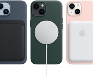 Coques MagSafe en coloris minuit, vert forêt et rose craie pour iPhone 14 avec des accessoires MagSafe : un porte-cartes, un chargeur et une batterie externe.