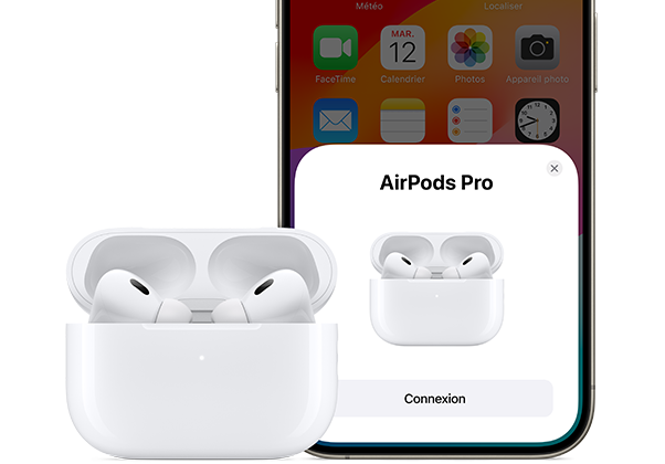 AirPods Pro posés à côté d’un iPhone 15 montrant à quel point il est facile de connecter vos AirPods à votre iPhone
