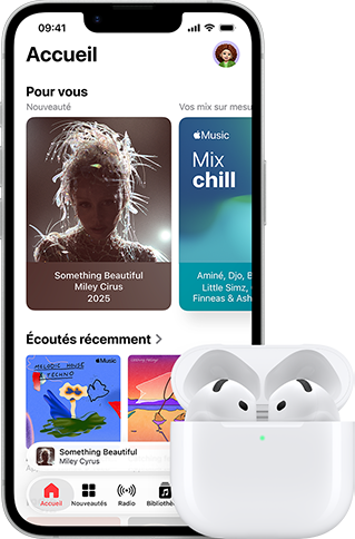 iPhone 17e, face avant, écran d’accueil de l’app Apple Music, à côté d’AirPods Pro 3 dans un Boîtier de charge MagSafe ouvert
