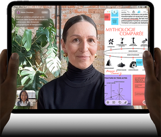 iPad Pro, face avant, orientation paysage, noir sidéral, angles arrondis, cadre noir de l’écran, mains tenant les côtés gauche et droit, écran affichant une conversation FaceTime en cours de traduction en direct, et une app éducative montrant une présentation de la mythologie comparée avec du texte, des diagrammes et des notes manuscrites