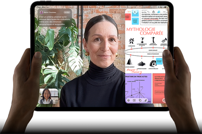 iPad Pro, face avant, orientation paysage, noir sidéral, angles arrondis, cadre noir de l’écran, mains tenant les côtés gauche et droit, écran affichant une conversation FaceTime en cours de traduction en direct, et une app éducative montrant une présentation de la mythologie comparée avec du texte, des diagrammes et des notes manuscrites