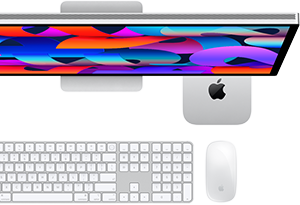 Mac mini glissé sous un Studio Display, Magic Keyboard avec pavé numérique, Magic Mouse