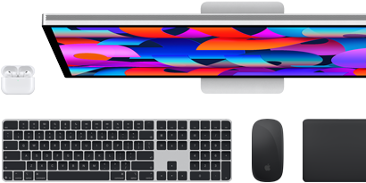 Collection d’accessoires et d’appareils, dont des AirPods, un Magic Keyboard avec Touch ID, une Magic Mouse, un Magic Trackpad, un Studio Display