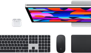 Collection d’accessoires et d’appareils, dont des AirPods, un Magic Keyboard avec Touch ID, une Magic Mouse, un Magic Trackpad, un Studio Display