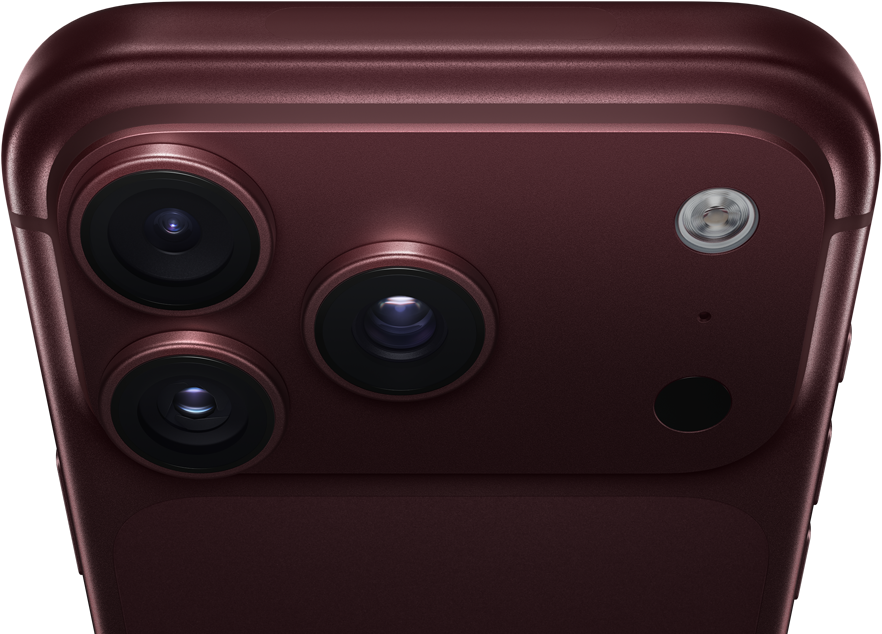 iPhone 18 Pro Max, finition bordeaux (rouge foncé), face arrière, système caméra Pro Fusion au sommet, 3 objectifs, lamelles d’ouverture variable partiellement fermées, flash, micro et scanner LiDAR, face supérieure, antenne cellulaire, côtés plats, bords arrondis
