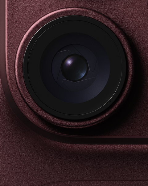 Objectif à ouverture variable de la caméra principale présenté sur un iPhone 18 Pro bordeaux