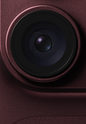 Objectif à ouverture variable de la caméra principale présenté sur un iPhone 18 Pro bordeaux