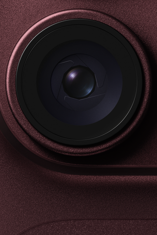 Objectif à ouverture variable de la caméra principale présenté sur un iPhone 18 Pro bordeaux