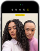 iPhone 18 Pro, noir, face avant, affichant deux modèles qui posent pour la caméra, mettant en avant la caméra avant Center Stage
