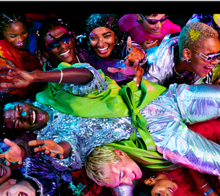 MacBook Pro montrant une image colorée d’une personne se laissant transporter à bout de bras par une foule dans une fête, mettant en valeur le superbe écran Liquid Retina XDR