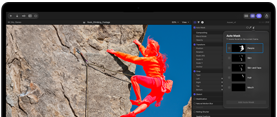 MacBook Pro, Final Cut Pro, panneau Masque automatique, catégorie Personnes sélectionnée, autres catégories : peau, peau et visage, cheveux, bouche, personne aux tons rouges escaladant une falaise rocheuse sur fond de ciel bleu