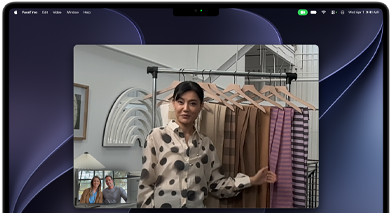 Appel vidéo sur un MacBook Pro où une femme montre des tissus à deux personnes participant à l’appel, Cadre centré la maintient au centre de l’image alors qu’elle se déplace