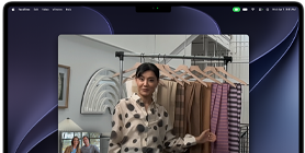 Appel vidéo sur un MacBook Pro où une femme montre des tissus à deux personnes participant à l’appel, Cadre centré la maintient au centre de l’image alors qu’elle se déplace
