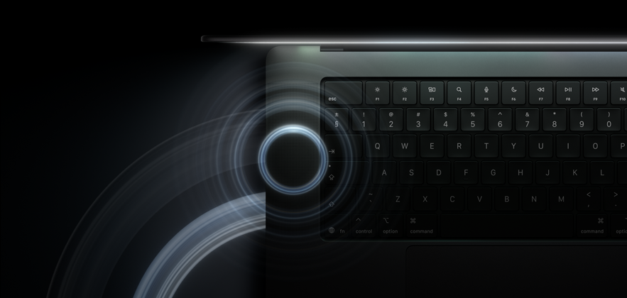 MacBook Pro avec Écran PROLED XDR, ouvert, noir sidéral, clavier éclairé par la lueur de l’écran, des cercles représentant des ondes sonores émanent du haut et du côté gauche du boîtier de l’ordinateur portable