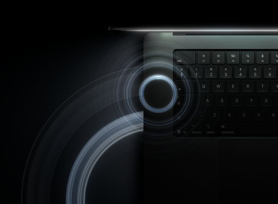 MacBook Pro avec Écran PROLED XDR, ouvert, noir sidéral, clavier éclairé par la lueur de l’écran, des cercles représentant des ondes sonores émanent du haut et du côté gauche du boîtier de l’ordinateur portable