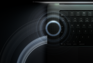 MacBook Pro avec Écran PROLED XDR, ouvert, noir sidéral, clavier éclairé par la lueur de l’écran, des cercles représentant des ondes sonores émanent du haut et du côté gauche du boîtier de l’ordinateur portable