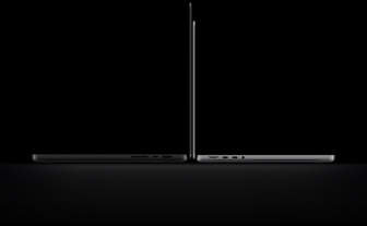 MacBook Pro 16 pouces avec Écran PROLED XDR, ouvert, noir sidéral, côté droit avec trois ports, texte indiquant : 1,82 kg, MacBook Pro 14 pouces avec Écran PROLED XDR, ouvert, argent, côté gauche avec quatre ports, texte indiquant : 1,38 kg