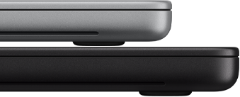 MacBook Pro 14 pouces avec Écran PROLED XDR, argent, posé sur un modèle 16 pouces, noir sidéral, montrant la différence de taille