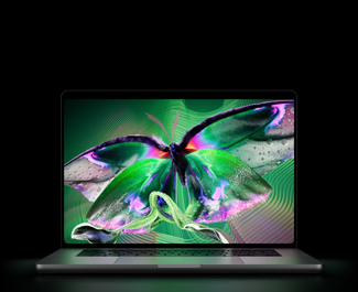 MacBook Pro avec Écran PROLED XDR, ouvert, argent, l’écran affiche une image détaillée au contraste élevé avec des couleurs éclatantes, l’écran illumine le clavier