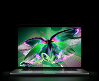 MacBook Pro avec Écran PROLED XDR, ouvert, argent, l’écran affiche une image détaillée au contraste élevé avec des couleurs éclatantes, l’écran illumine le clavier