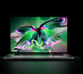 MacBook Pro avec Écran PROLED XDR, ouvert, argent, l’écran affiche une image détaillée au contraste élevé avec des couleurs éclatantes, l’écran illumine le clavier