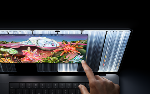 MacBook Pro avec Écran PROLED XDR, noir sidéral, une personne redimensionne une fenêtre à l’écran du bout du doigt