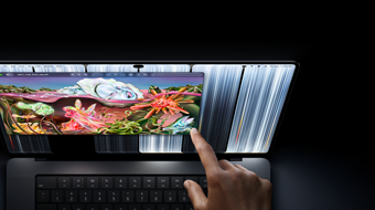 MacBook Pro avec Écran PROLED XDR, noir sidéral, une personne redimensionne une fenêtre à l’écran du bout du doigt