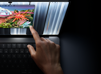 MacBook Pro avec Écran PROLED XDR, noir sidéral, une personne redimensionne une fenêtre à l’écran du bout du doigt